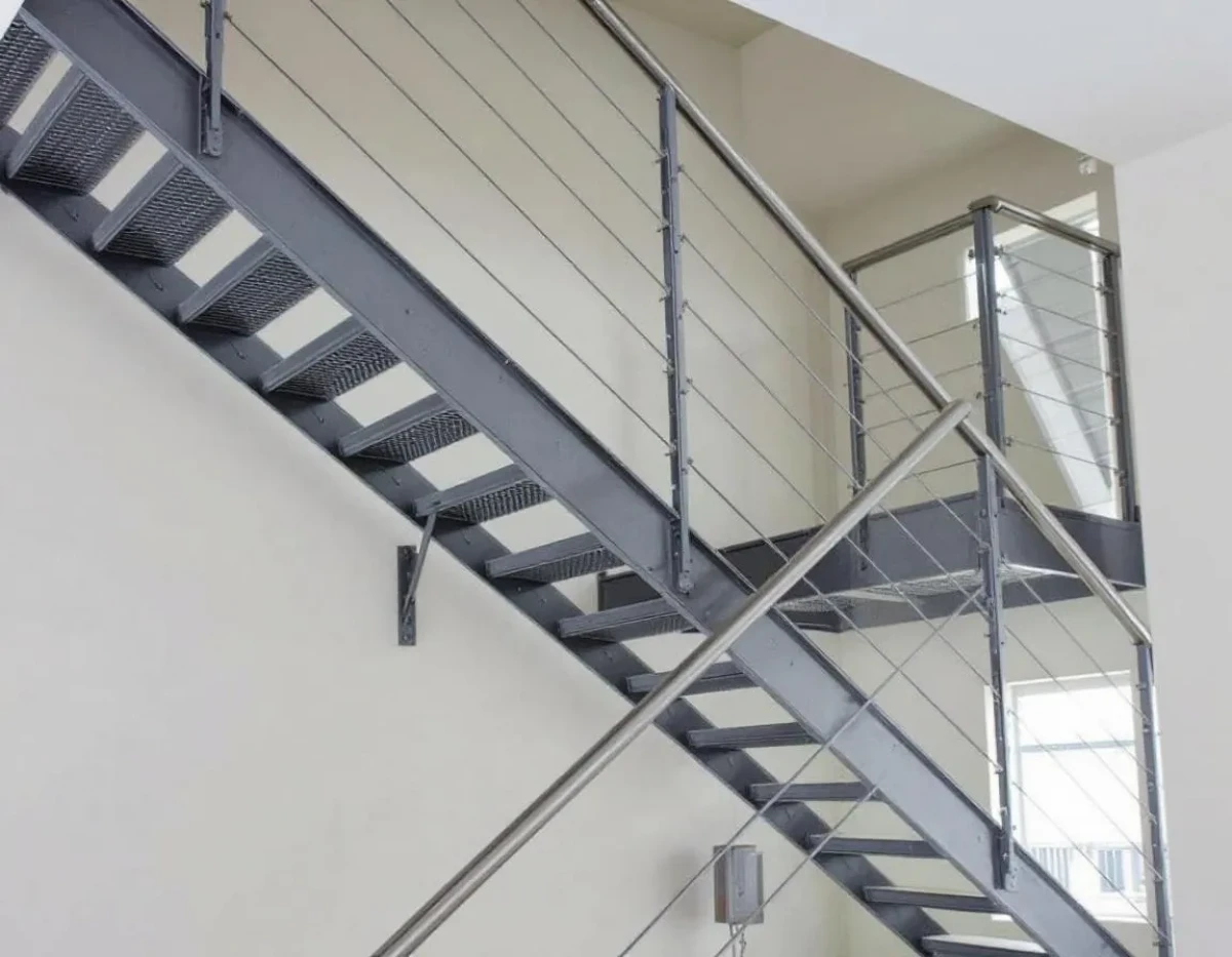 Optimisez la sécurité des accès en hauteur grâce à un escalier métallique industriel